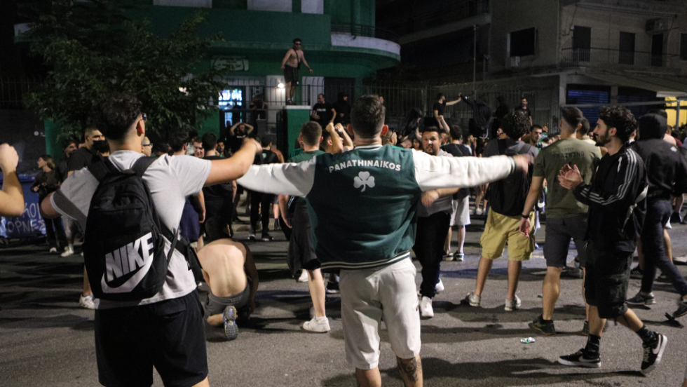 Οπαδοί του Παναθηναϊκού πανηγυρίζουν ξανά μετά από 13 χρόνια, την κατάκτηση της Ευρωλίγκας